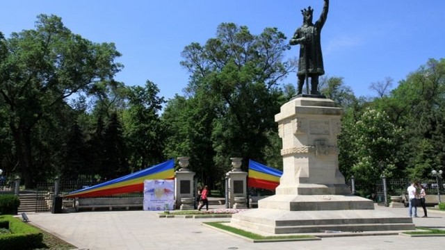 LIVE/FOTO | Ceremonia de depunere a florilor la monumentul lui Ștefan cel Mare și Sfânt cu ocazia celei de-a 30-a aniversări a Independenței R.Moldova