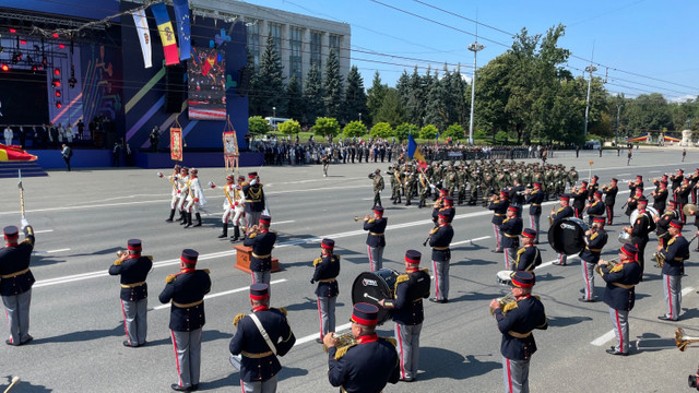 Paradă militară în Piața Marii Adunări Naționale

