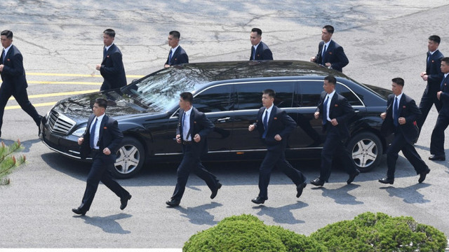 De ce își pune Kim Jong-un bodyguarzii să alerge pe lângă mașină și ce condiții trebuie să îndeplinească cei care îl păzesc