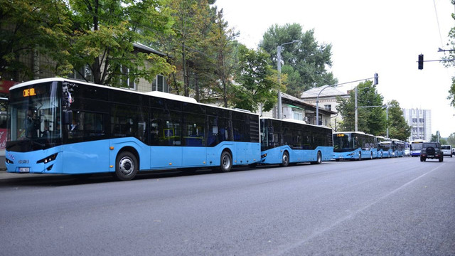 Cinci autobuze noi au fost puse astăzi în circulație pe străzile din capitală