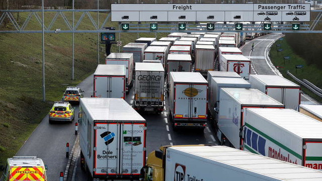 Marea Britanie se gândește să relaxeze regulile privind imigrarea pentru a pune capăt crizei de șoferi de camion 