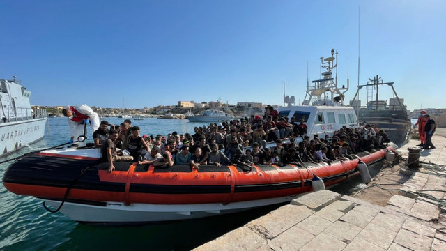 Peste 500 de migranți înghesuiți într-o barcă de pescuit au fost salvați și au debarcat pe insula Lampedusa