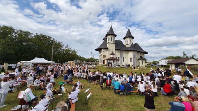 GALERIE FOTO | Ediția inaugurală a Festivalului „Ia românească în fiecare casă” , la biserica „Acoperământul Maicii Domnului”