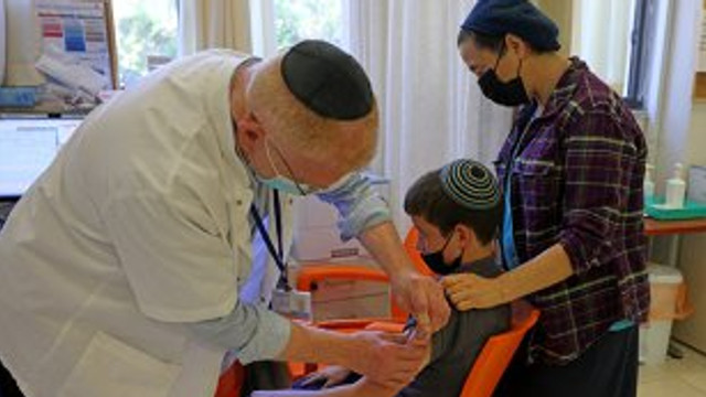 Israelul scade la 12 ani vârsta de la care se poate primi a treia doză de vaccin anti-Covid-19