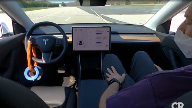 O Tesla aflată pe pilot automat a intrat într-o mașină de poliție trasă pe dreapta, în SUA
