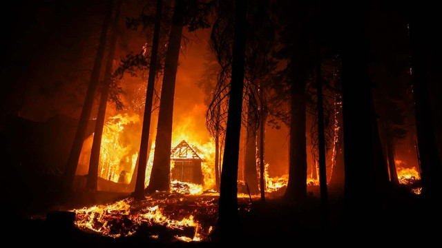 SUA | Incendiul Caldor se apropie de zonele dens populate