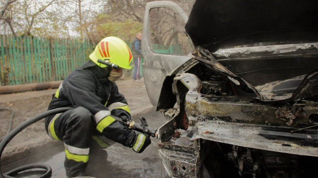 Un microbuz a fost distrus de flăcări pe traseul Chișinău- Leușeni