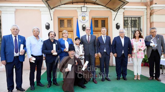 GALERIE FOTO | Opt personalități din Republica Moldova au fost decorate cu medalia „Centenarul Marii Uniri”