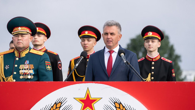 31 de ani de la autoproclamarea independenței Transnistriei: drapelul Rusiei, arborat în centrul Tiraspolului, și paradă militară 