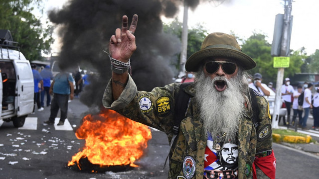 Haos după adoptarea bitcoin în El Salvador. Oamenii au ieșit în stradă, au ars cauciucuri și au aruncat cu petarde