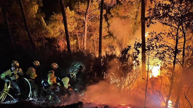 Mii de oameni și-au părăsit casele după incendiile din sudul Spaniei, în cunoscuta zonă turistică Costa del Sol
