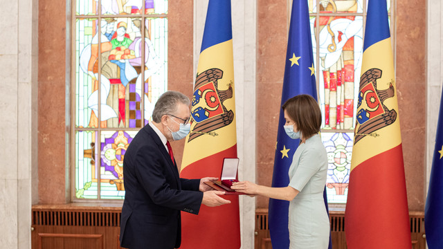 Președintele Maia Sandu i-a conferit Ordinul de Onoare Ambasadorului Republicii Franceze, Pascal Le Deunff