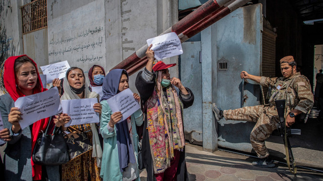 Spălatul toaletelor - singurul loc de muncă permis femeilor afgane în noua administrație talibană din Kabul