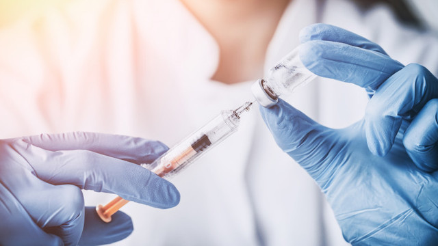 România | Autoritățile vor să grăbească administrarea celei de-a 3-a doze de vaccin împotriva COVID-19: Persoanele predispuse la forme severe și personalul medical, primii pe listă
