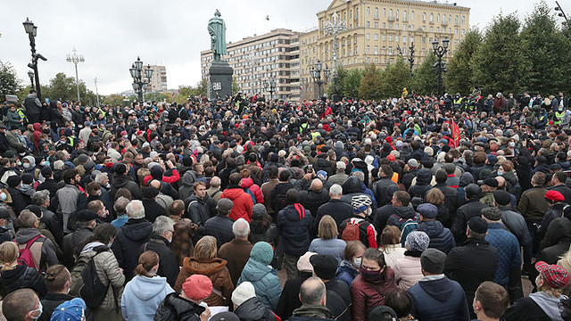 Sute de persoane protestează la Moscova, nemulțumite de modul de desfășurare a alegerilor parlamentare