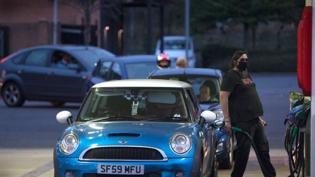 Criză de benzină în Marea Britanie. Șoferii așteaptă cu orele în mașinile care formează cozi de kilometri