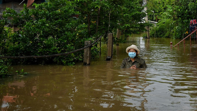 Thailanda a intrat în alertă. O furtună tropicală a scufundat 70.000 de locuințe, a ucis șase oameni și amenință capitala Bangkok