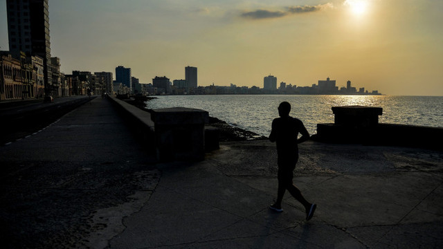 Guvernul cubanez relaxează restricțiile pandemice. Plajele din Havana se redeschid, însă purtarea măștii rămâne obligatorie