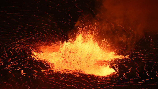 Jeturi de lavă de înălțimea unei clădiri cu 5 etaje, aruncate de vulcanul Kilauea