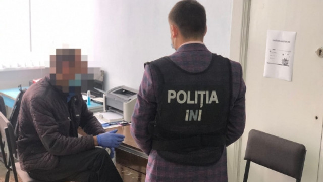 VIDEO | Un angajat al IMSP CS Edineț, a fost reținut în flagrant, în timp ce elibera două certificate de vaccinare false