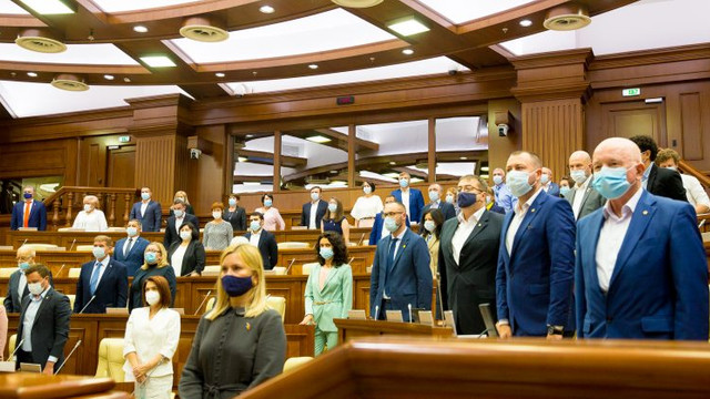 Deputații au ținut un minut de reculegere în memoria victimelor incendiului de la Spitalul din Constanța din România 
