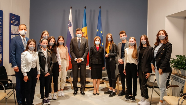 Președinții Maia Sandu și Borut Pahor au discutat cu un grup de tineri și au plantat arbori la Grădina Botanică