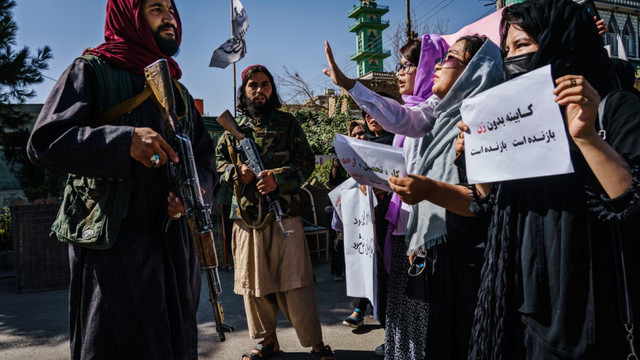 Femeile din Kabul îi sfidează pe talibani. Acestea s-au întors la muncă, la școală și merg din nou singure pe stradă