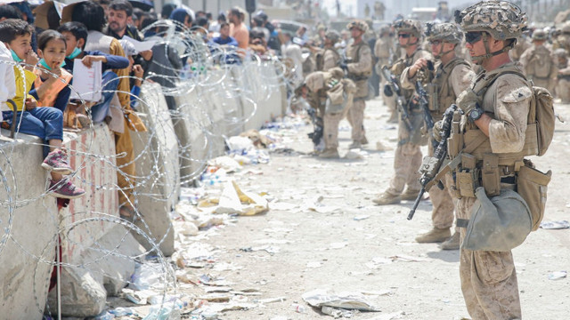 UE: Talibanii au cerut ajutor pentru întreținerea aeroporturilor și au promis că îi vor să lasa să plece din Afganistan pe cei care vor acest lucru
