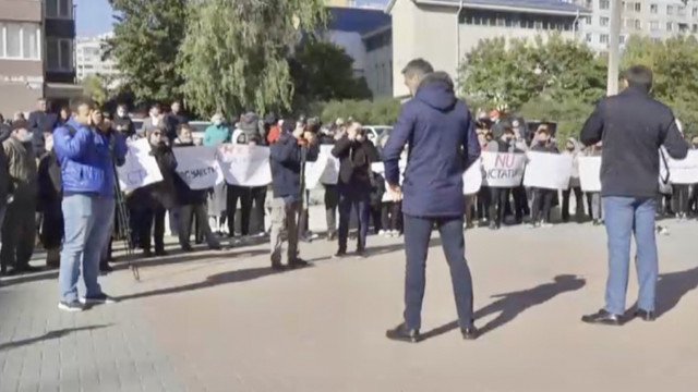 Activiști și politicieni protestează la Judecătoria Chișinău în susținerea lui Alexandr Stoianoglo