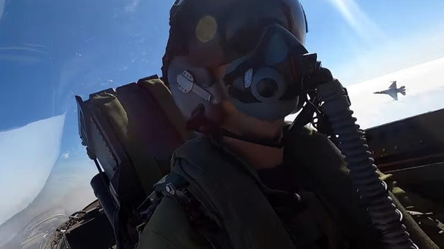 VIDEO | Imagini de senzație: Un avion de vânătoare canadian, într-o luptă aeriană simulată cu un F-16 românesc
