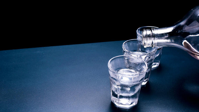 Numărul persoanelor care au murit după ce au consumat alcool contrafăcut într-o regiune din Rusia a ajuns la 26