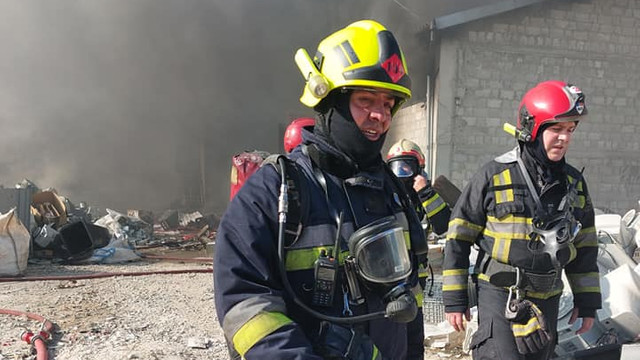 FOTO | Incendiu la un depozit din Chișinău. Nouă echipaje de pompieri antrenate în lupta cu flăcările 