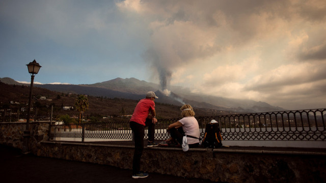 Vulcanul din La Palma atrage turiștii fascinați de dezastre: 