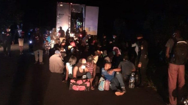 126 de oameni, găsiți încuiați și abandonați într-un container la marginea drumului, în Guatemala
