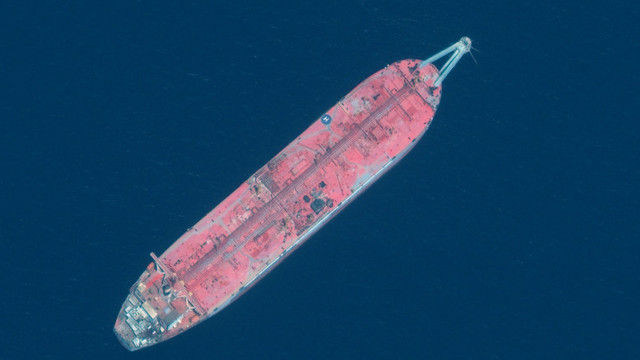 Un petrolier abandonat în Marea Roșie de 4 ani cu o cantitate uriașă de petrol la bord ar putea lăsa milioane de oameni fără apă