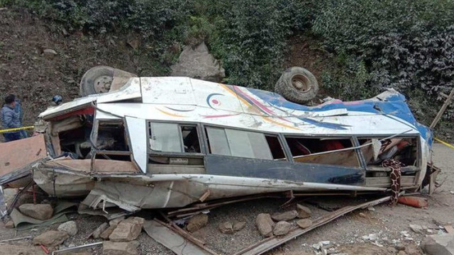 Cel puțin 25 de persoane au murit după ce un autobuz care a rămas fără frâne a căzut într-o prăpastie, în Nepal
