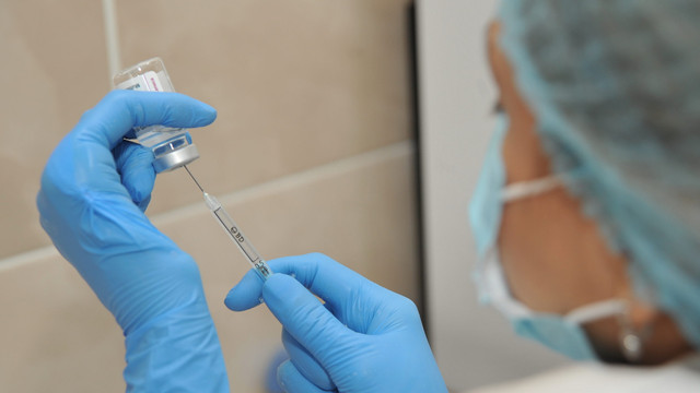 Lucrătorii medicali care refuză să se vaccineze anti-COVID-19 nu vor primi indemnizați în caz de infectare sau deces