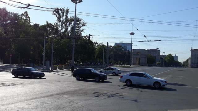 Circulația transportului rutier, sistată pe străzile din centrul Chișinăului 