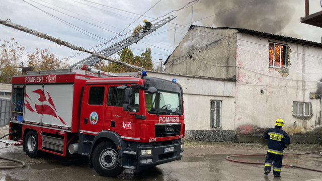 Incendiu în Chișinău. Acoperișul unui atelier de poligrafie, cuprins de flăcări