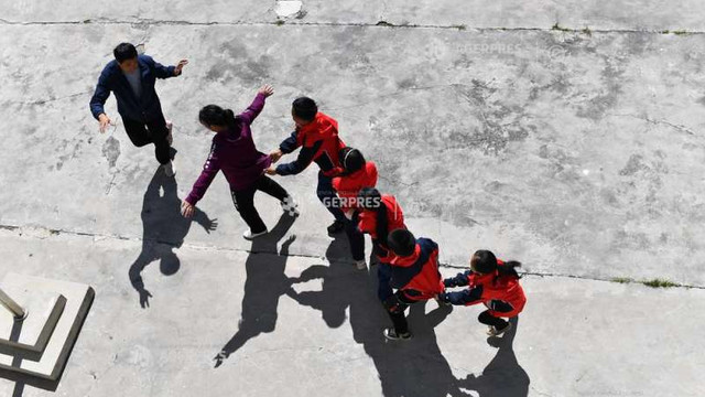 China va elabora o lege ce prevede pedepsirea părinților ai căror copii au comportamente nepotrivite