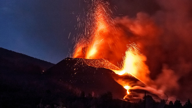 Încă 500 de oameni, evacuați urgent din La Palma. Râurile de lavă acoperă totul, sunt temeri că erupțiile vor continua încă trei luni