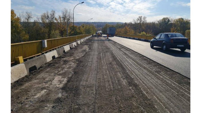 Drumarii desfășoară lucrări de remediere a degradărilor unui pod peste Nistru