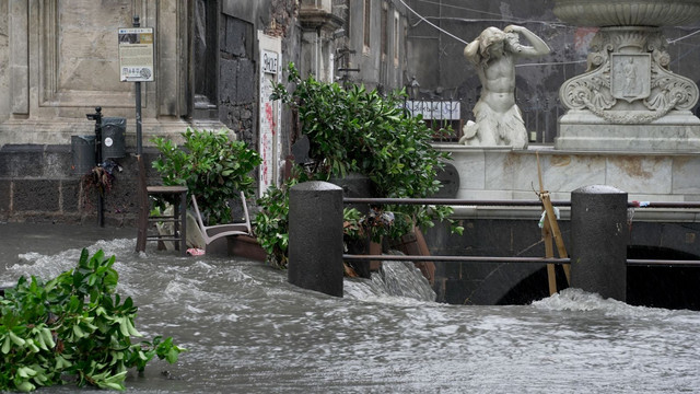 VIDEO | O puternică furtună ciclonică a transformat piețele în lacuri în sudul Italiei
