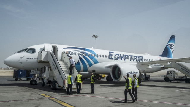 Un avion al companiei Egyptair cu destinația Moscova a revenit la Cairo după găsirea unui mesaj de amenințare