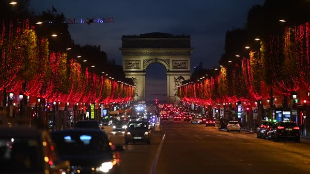 Bulevardul Champs-Elysees din Paris va fi iluminat în roșu și violet de Crăciun și Anul Nou, după doi ani de întrerupere