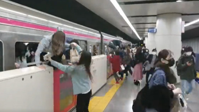 Atac cu cuțitul într-un tren din Tokyo: Cel puțin 15 persoane rănite