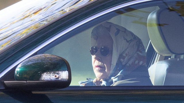 Regina Elisabeta a II-a, surprinsă la volan deși medicii i-au recomandat două săptămâni de odihnă