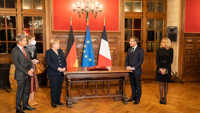 Angela Merkel a fost decorată de Emmanuel Macron cu Marea Cruce a Legiunii de Onoare, cea mai înaltă distincție a Franței