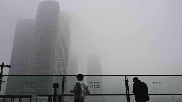 Poluare densă la Beijing. Clădirile nu se văd, autostrăzile au fost închise