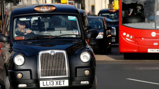 După criza șoferilor de camion, Marea Britanie se luptă cu o alta, a șoferilor de taxi: „A devenit o problemă de siguranță publică”
